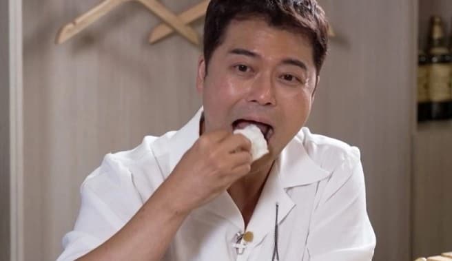 ‘공개 열애 2번’ 전현무, 타투 있는 여성과 교제…수줍은 미소